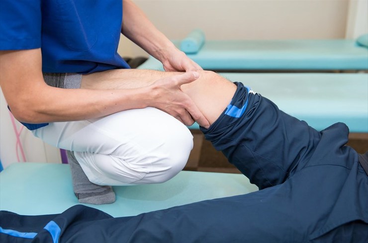 膝の治療を受ける男性