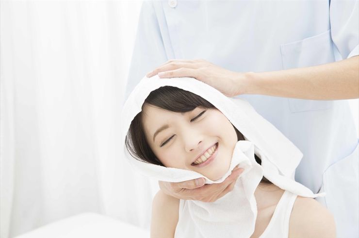 顔の骨格調整を受ける女性